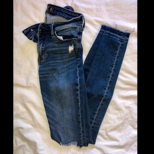 Knee rip medium-dark wash American eagle jeans